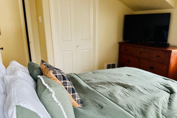 2nd bedroom (Queen) 