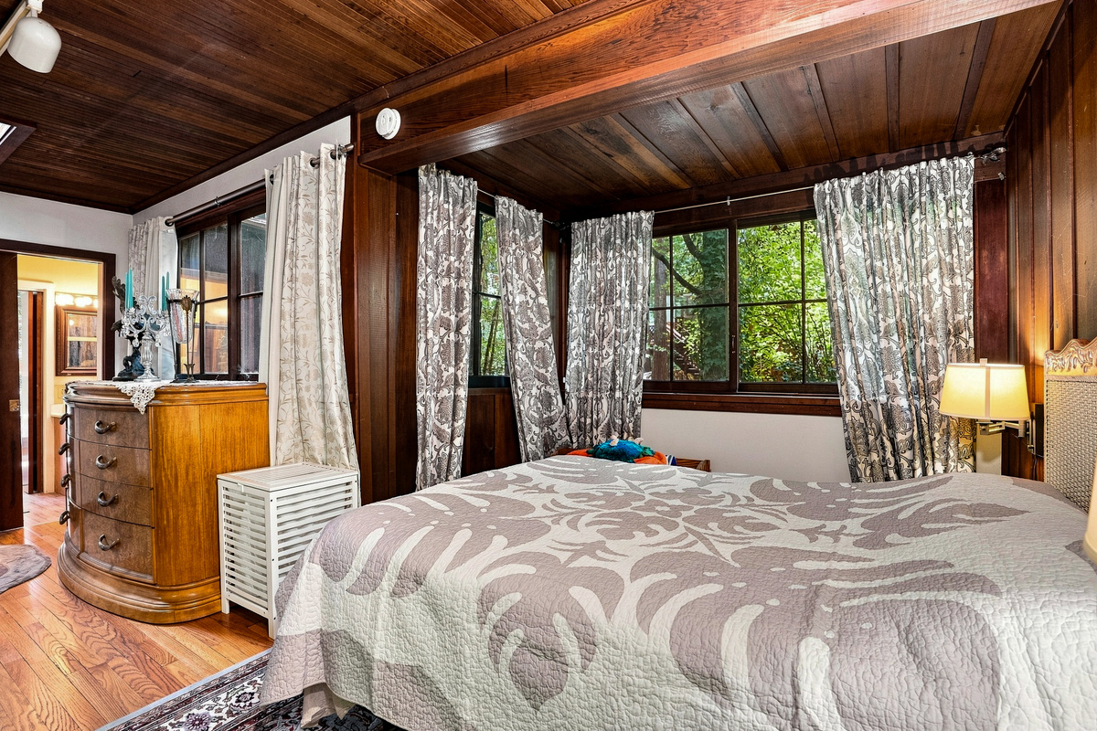 Bedroom 2 with Queen Bed