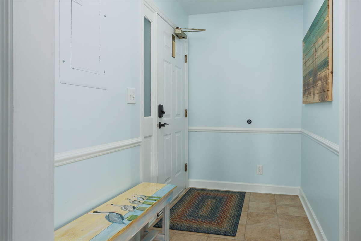 Coastal charm meets cozy entryway