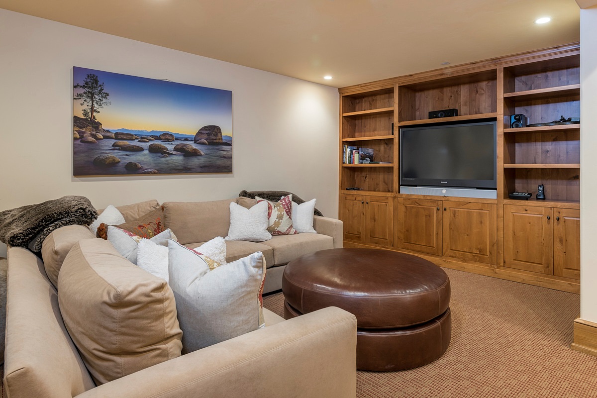 Rec Room- comfy couch with TV (bring your own streaming accounts)