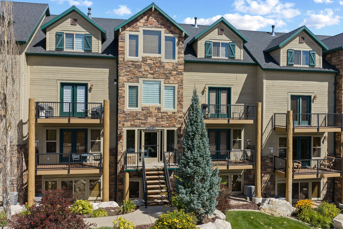 The Moose Hollow community blends lodge-inspired style with a beautiful alpine setting.