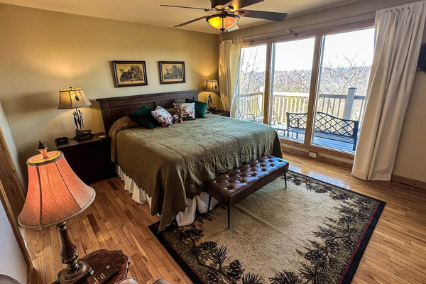 Main-Level King Suite at Tanasi Lodge: 1 king bed