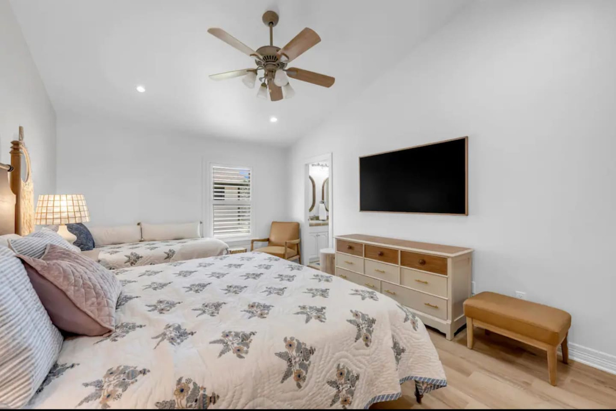 Upstairs primary bdrm with king and twin