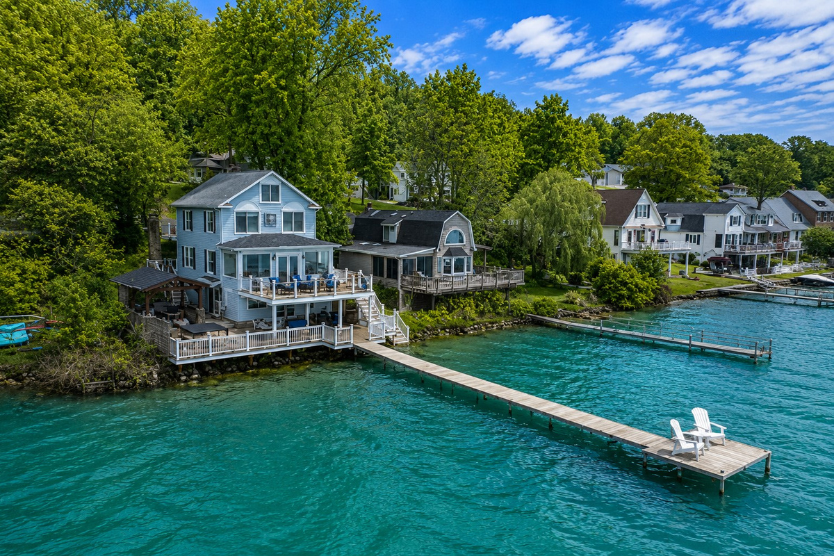 Stunning lakefront home with multi-level decks and a private dock—perfect for sunrise coffees and sunset cocktails 🌅🏡🚤
