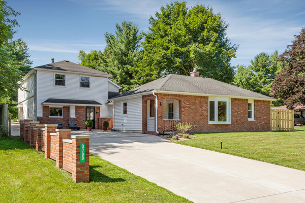 Driveway and entrance to RiVeR RoCK