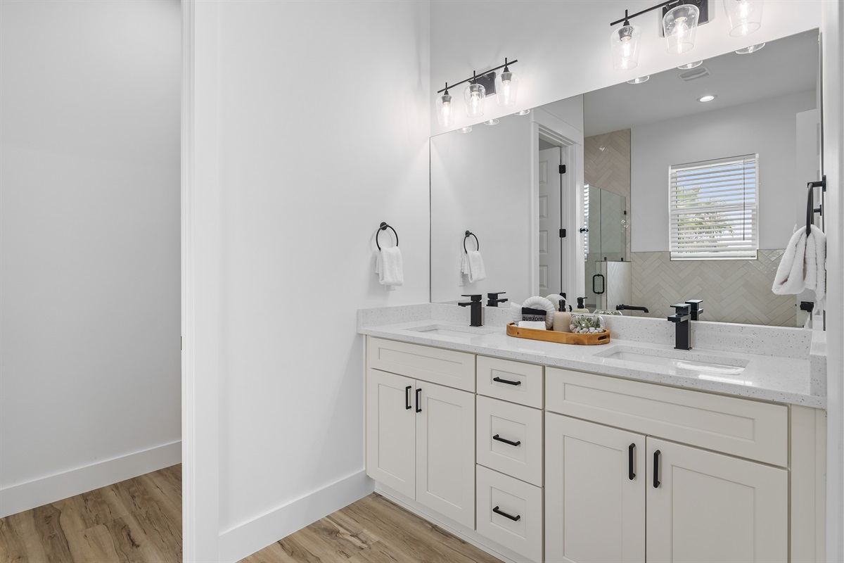 Bathroom # 1: Private Bath (First Floor)