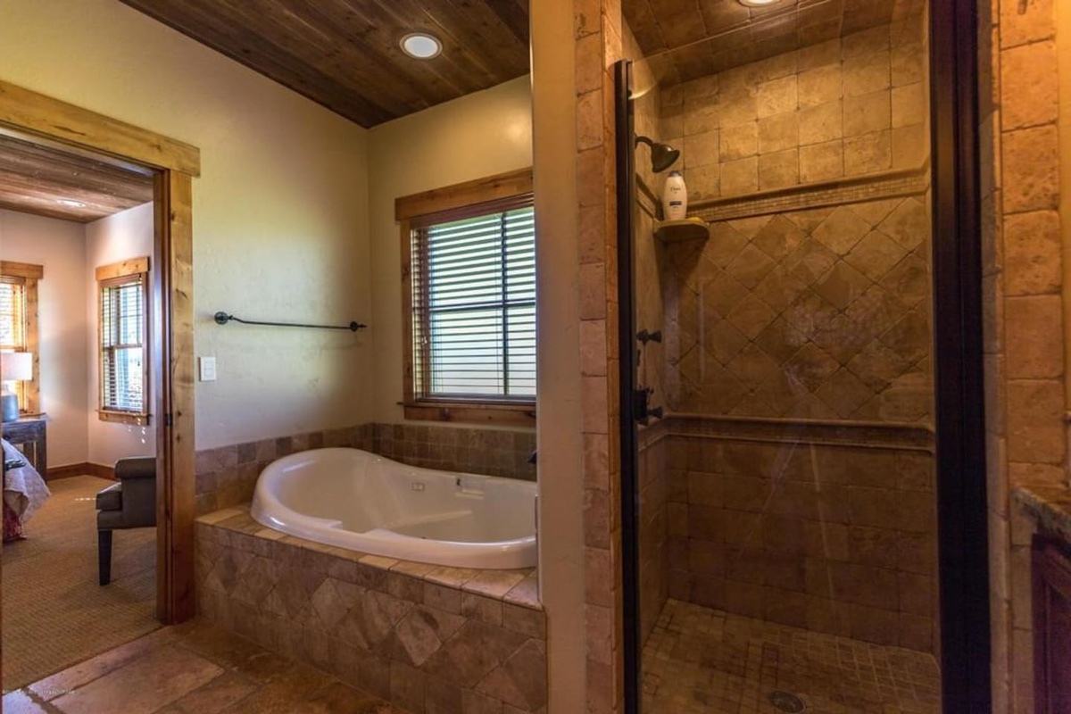 Master bathroom (en suite) with Jacuzzi tub