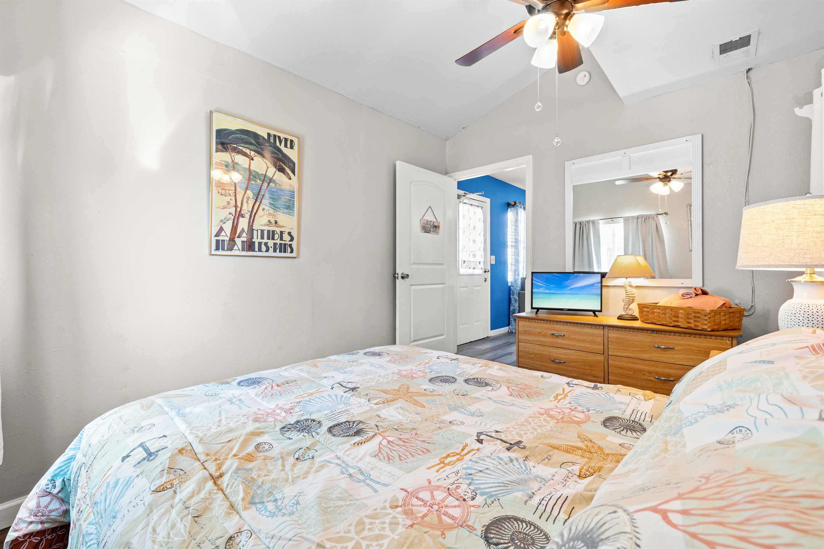Seabreeze Queen bedroom with Smart TV, Linens for 2 and a walk in closet!