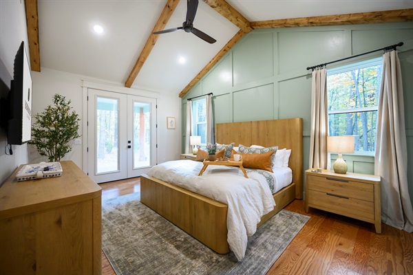 Large windows, calming colors, and a warm cabin feel—rest comes easy here. 🌿🛏️