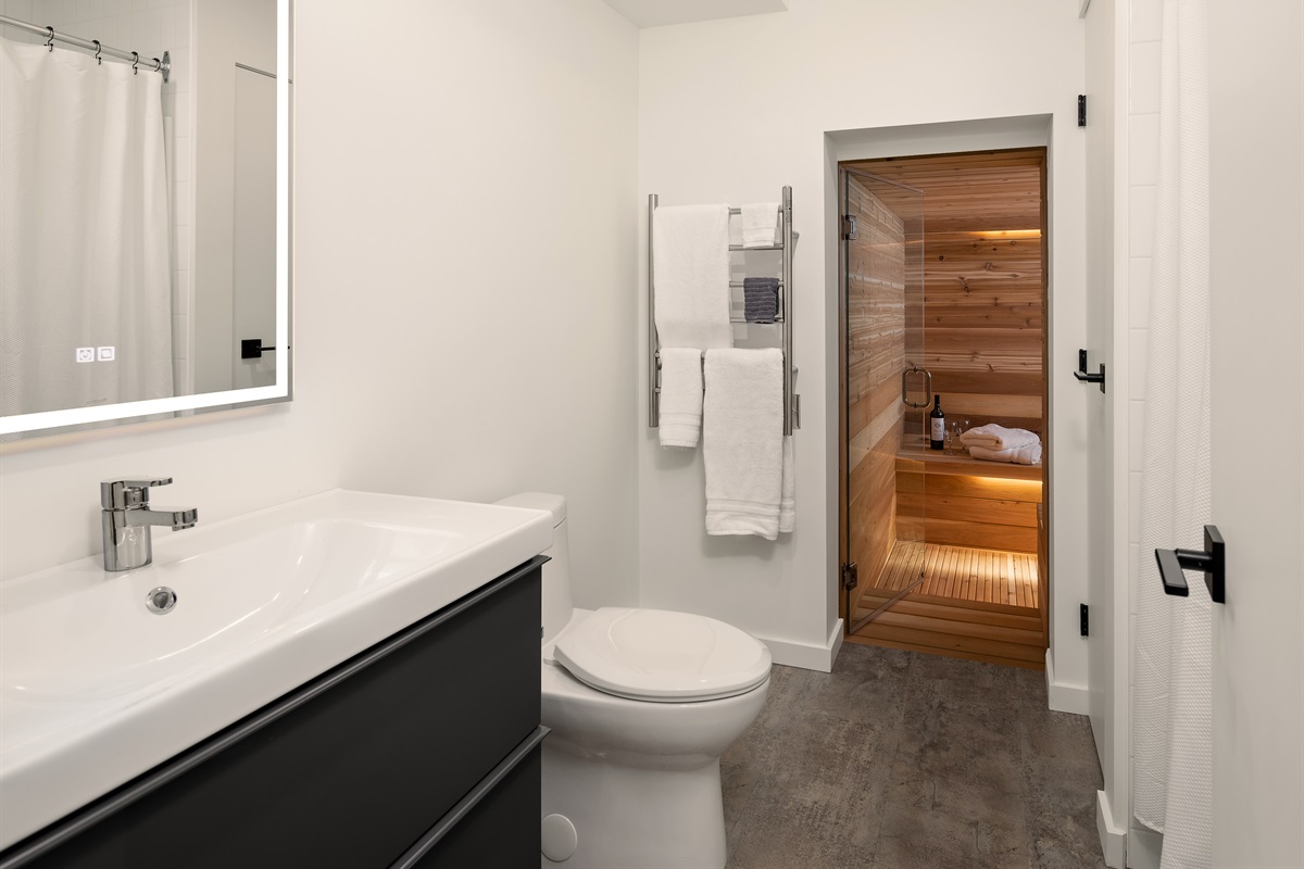 Second bathroom with walk-in shower and direct access to the private dry sauna (seasonal).