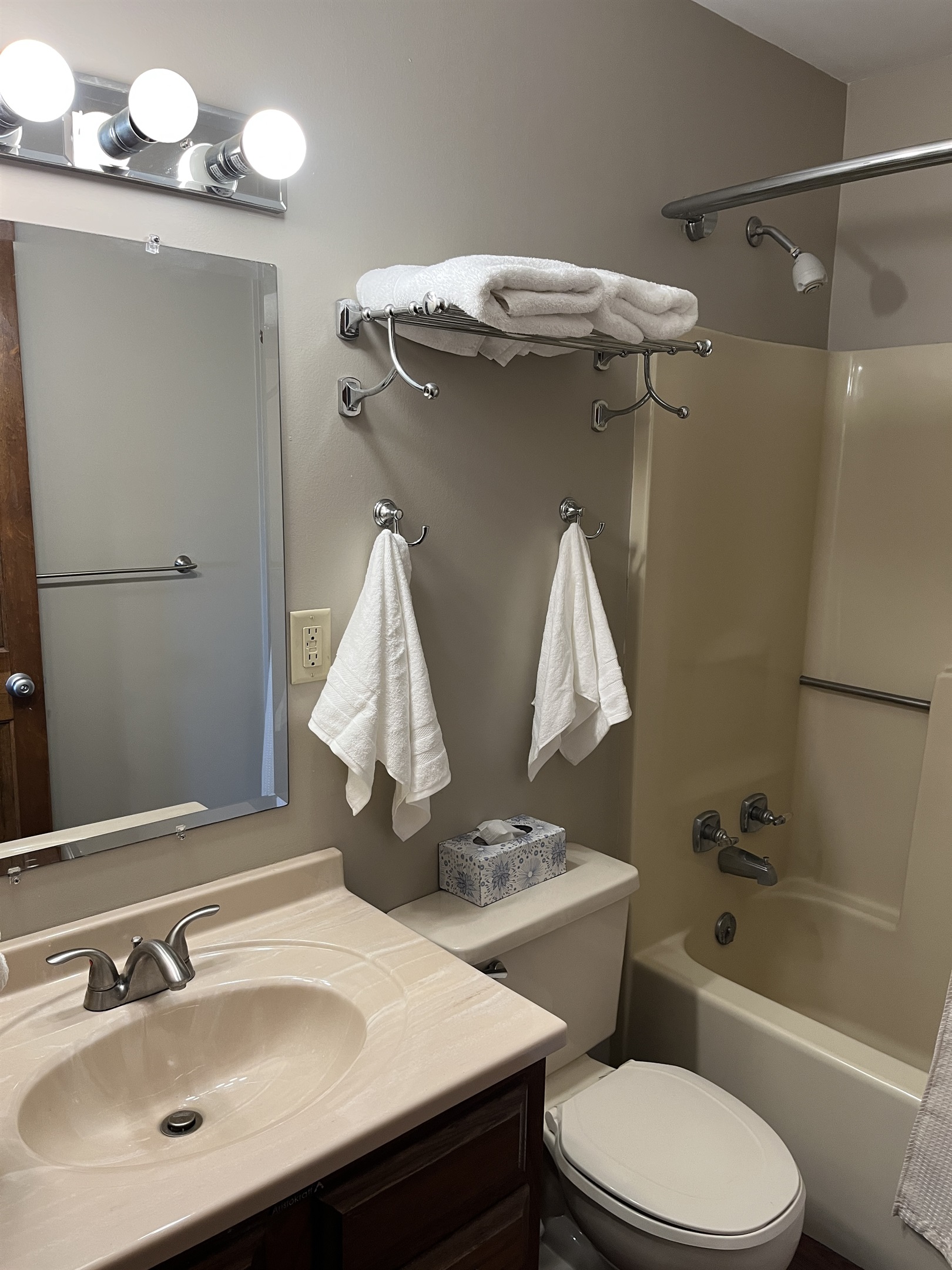 Bath with tub/shower off hallway next to Twins and Queen #2