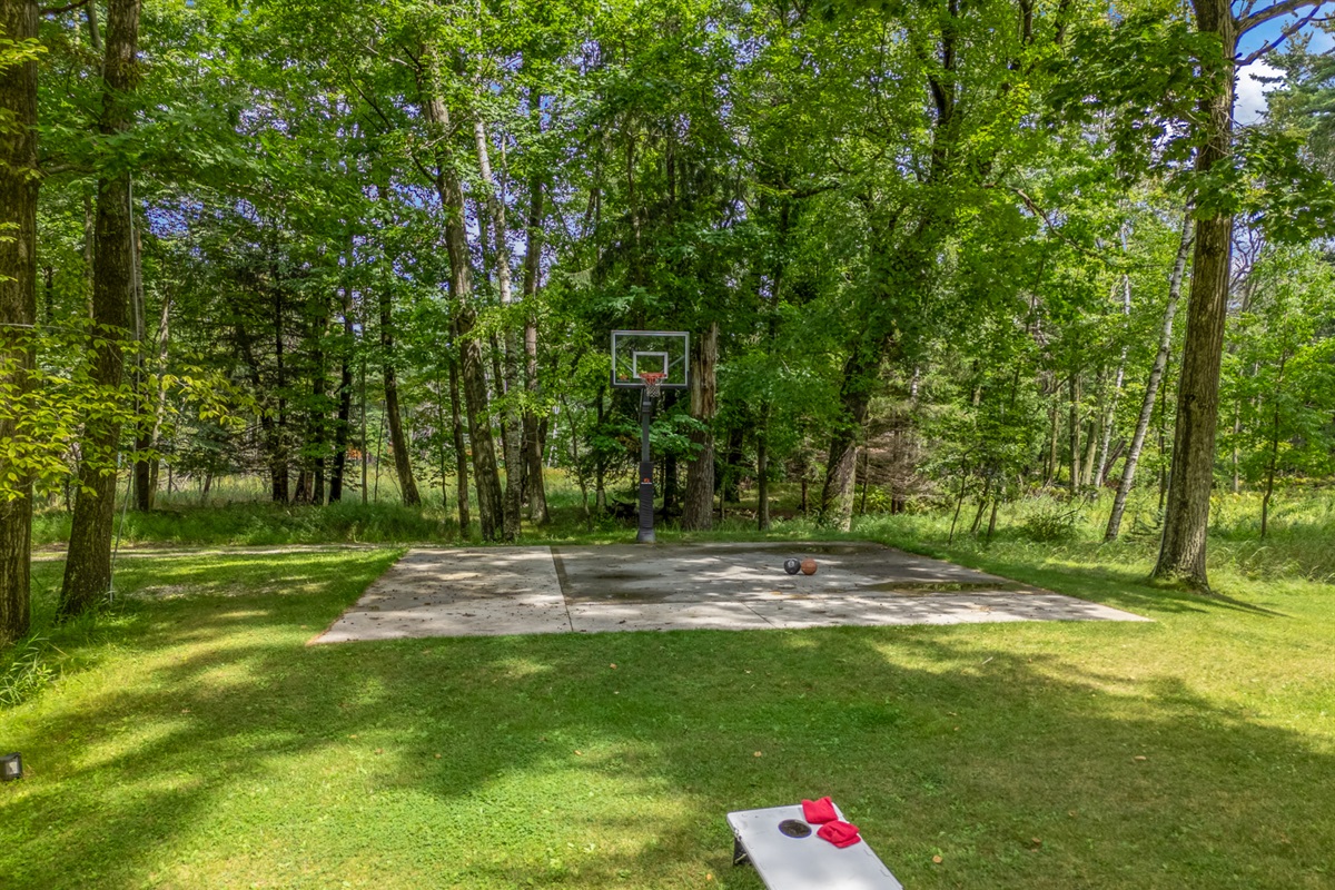 Basketball court ready to entertain your sports enthusiasts!