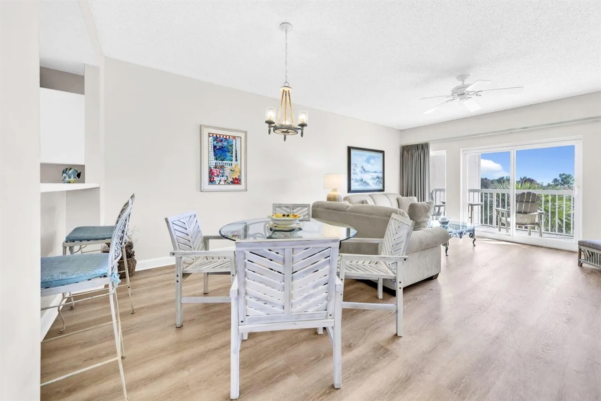 Dining Room - 4 chairs and 2 barstools