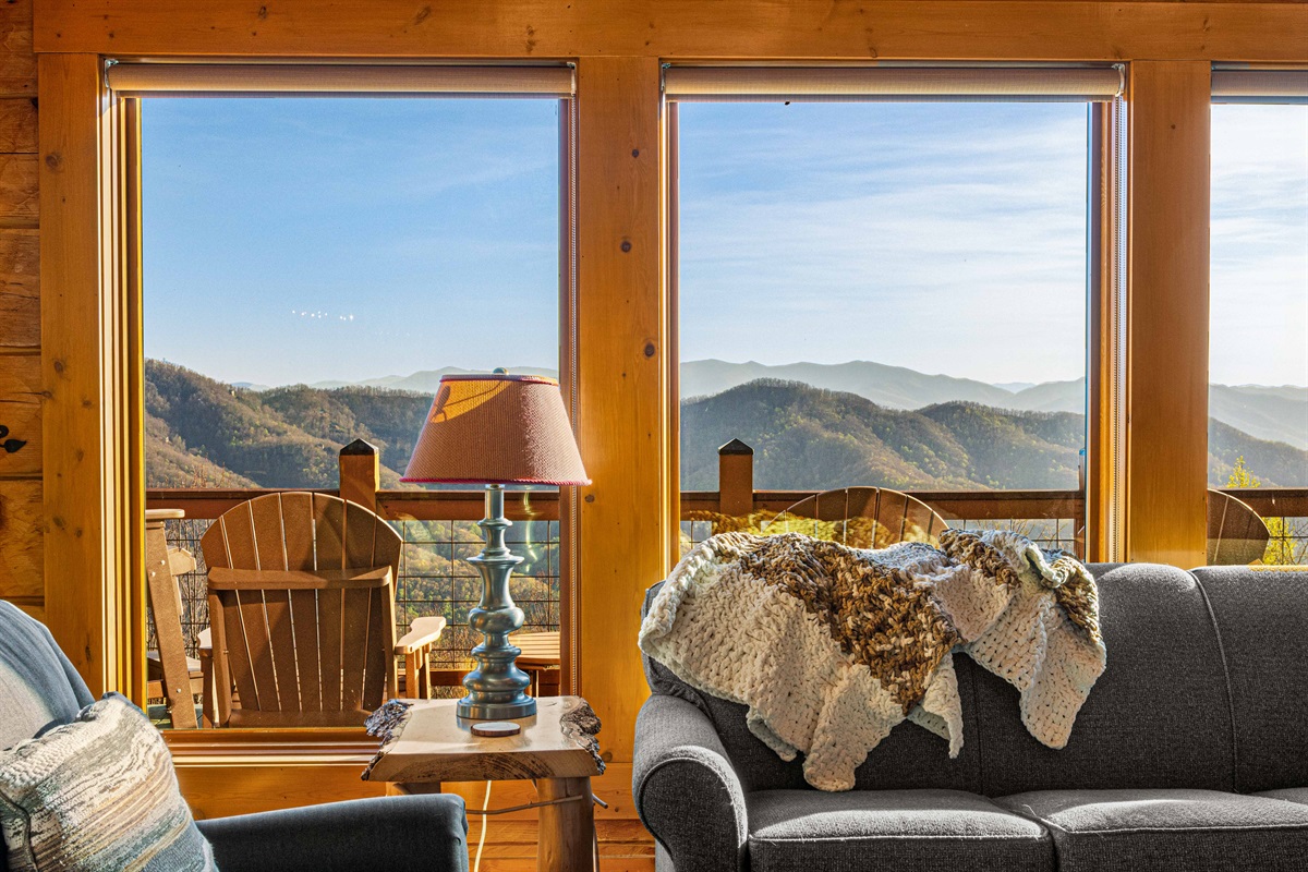 Living Room: Breathtaking vistas and inviting decor, perfect for relaxation!