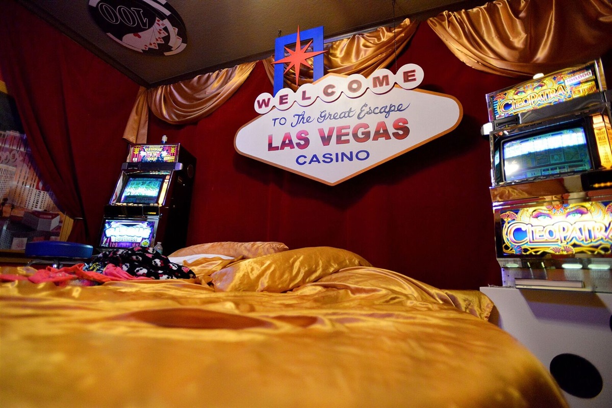 Casino themed bedroom at Clermont lakefront mansion