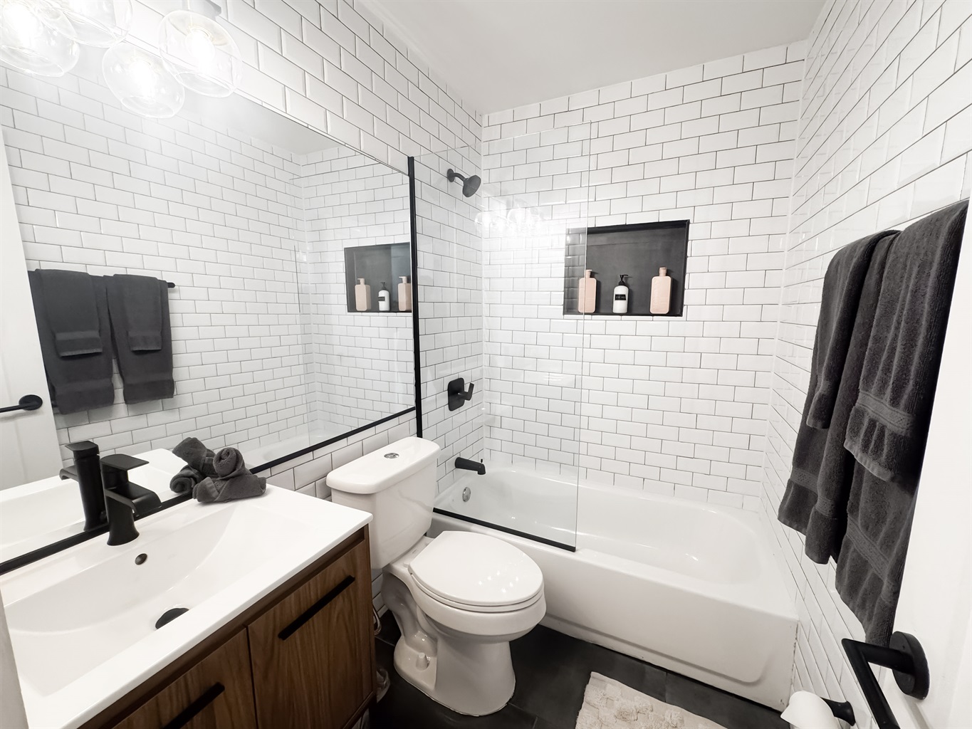 Full size bathroom seperating the bedrooms