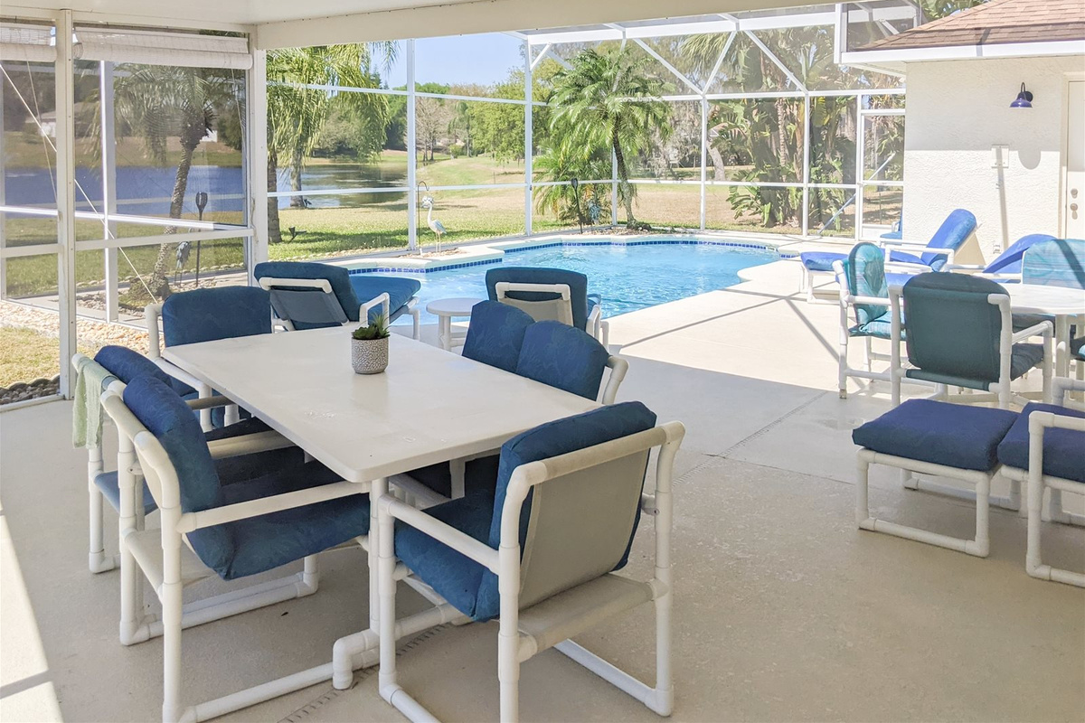 Covered lanai with outdoor dining area