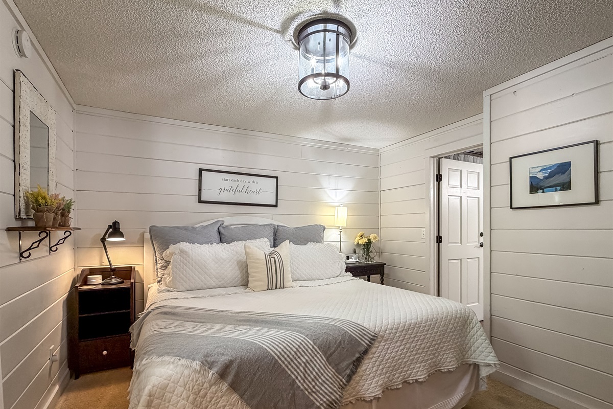 Spacious and peaceful bedroom with its own en suite located in the basement.