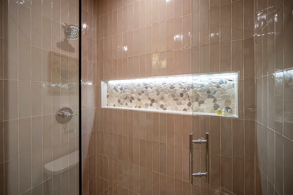 A soothing walk-in shower with warm tiles and a beautifully lit niche for a true cabin-spa feel. ✨🛁