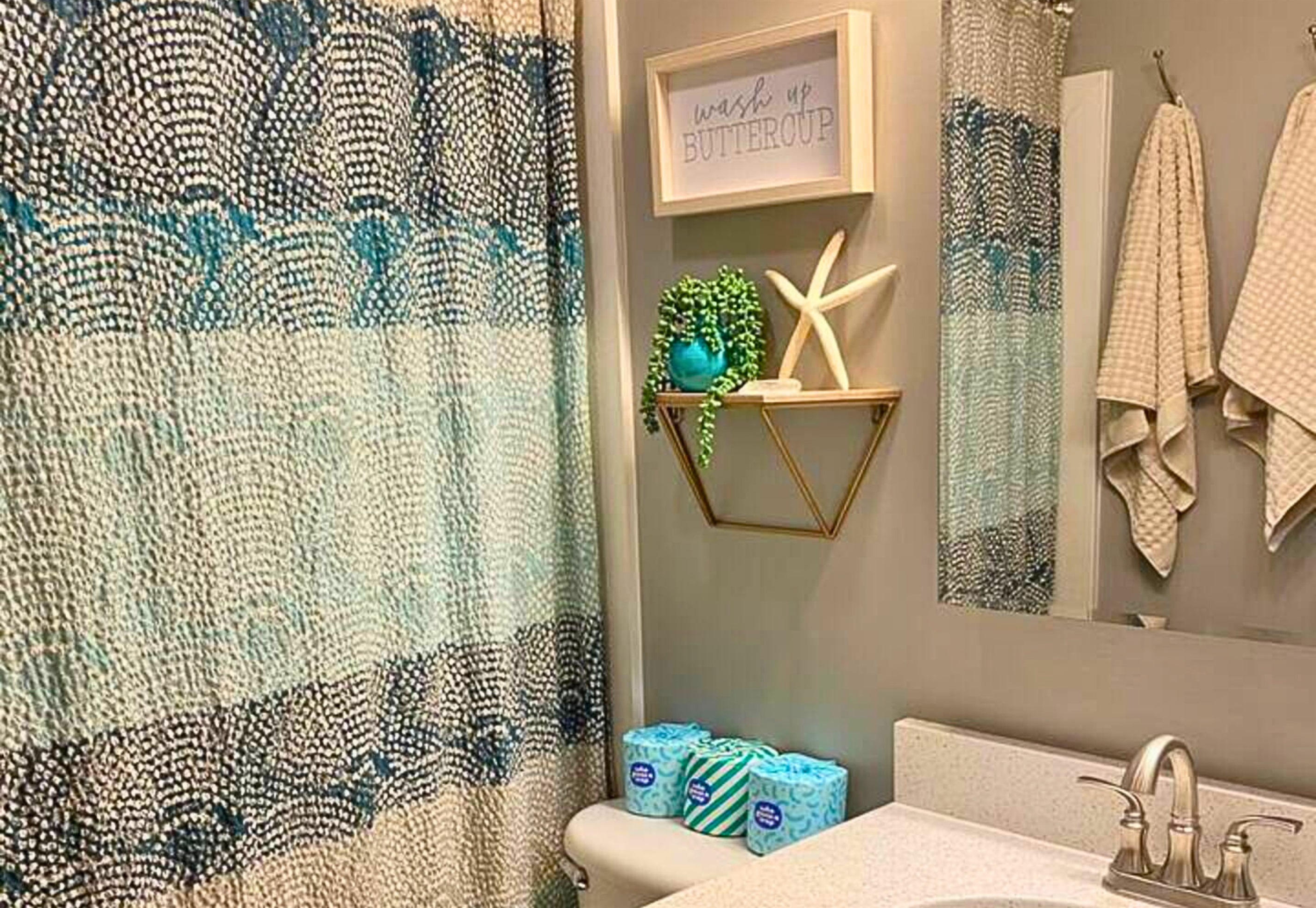 Shared Full Bathroom on the Main Level with a Shower/Tub Combo