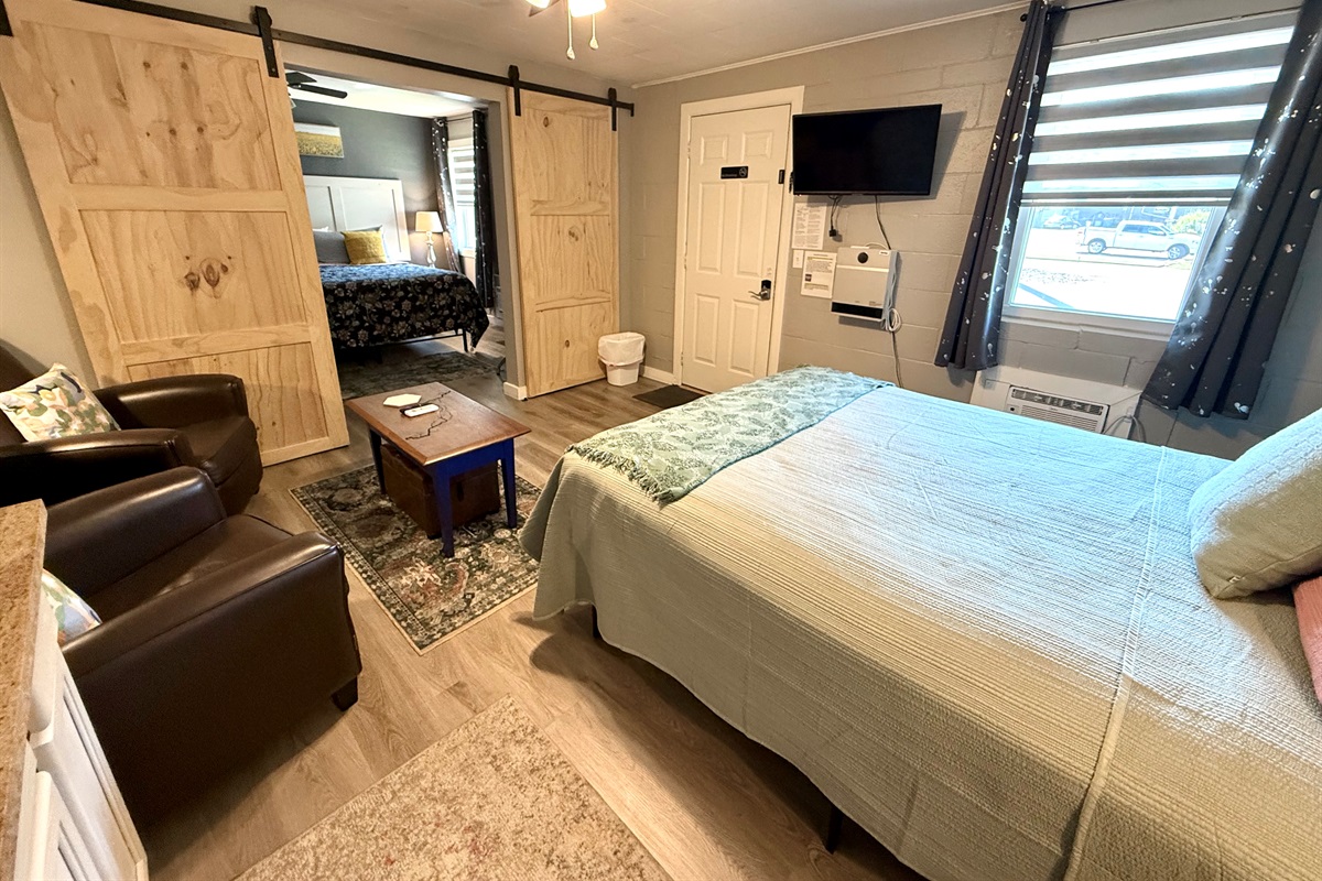 Queen bed facing king bed