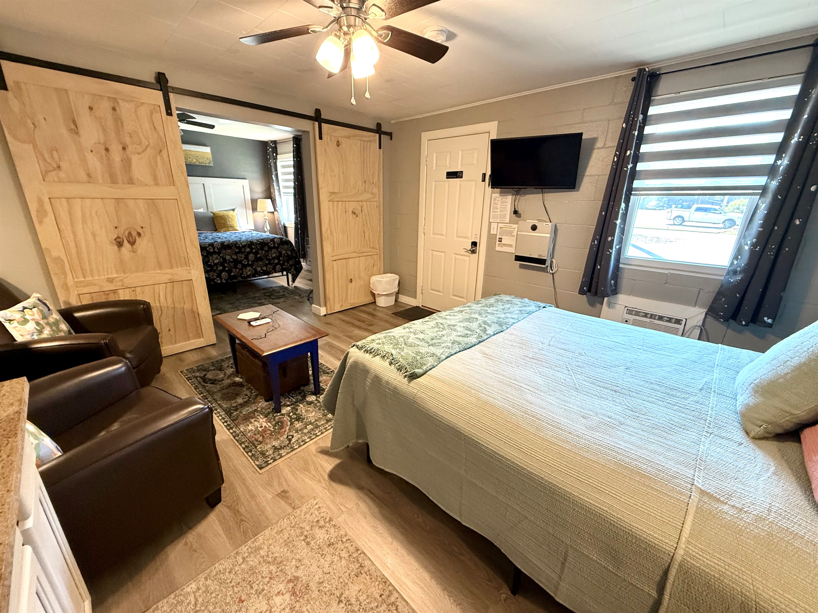 Queen bed facing king bed