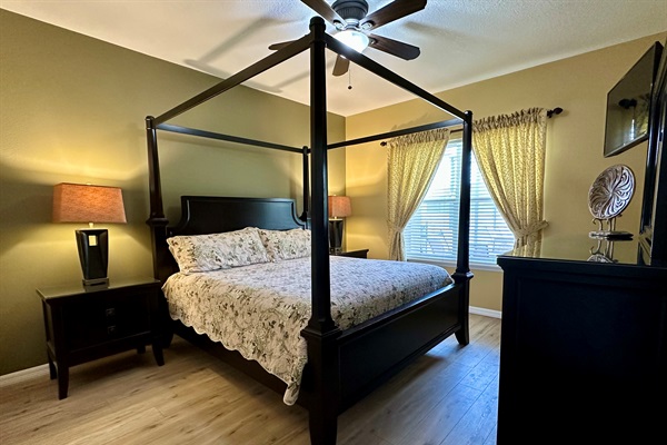 Downstairs King Ensuite Bedroom with window to the lanai