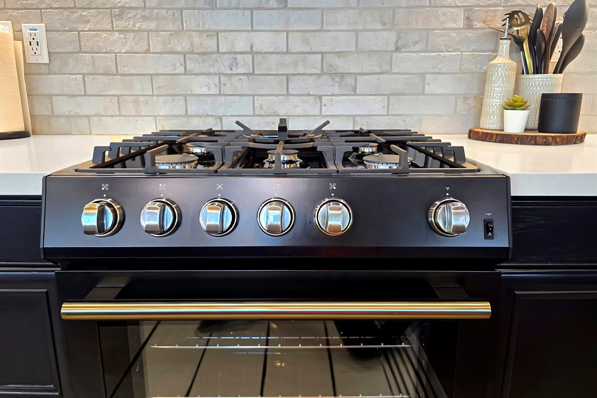 Cook in style on the new Forno, Espresso edition, gas stove with 5 burners.