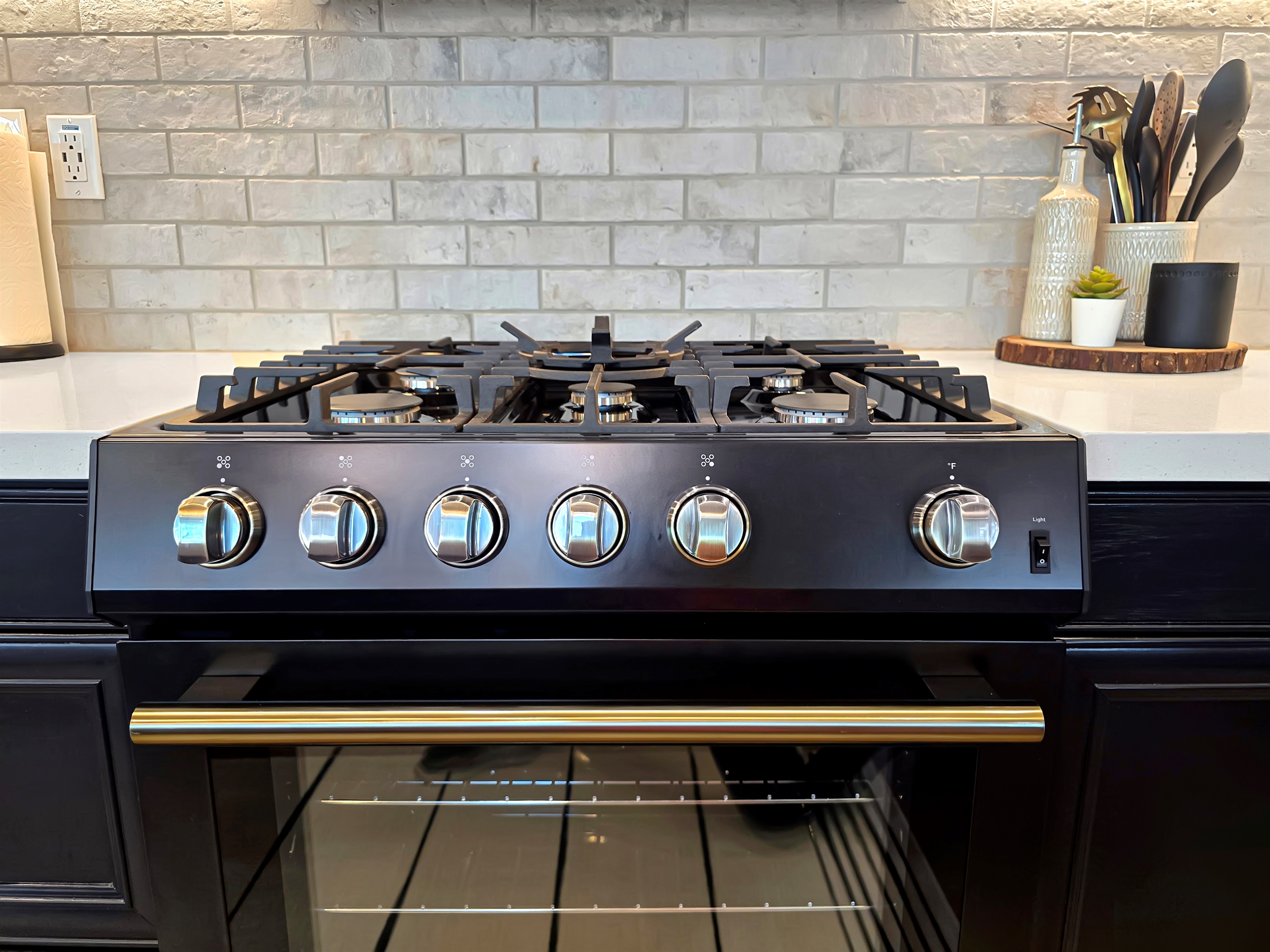 Cook in style on the new Forno, Espresso edition, gas stove with 5 burners.