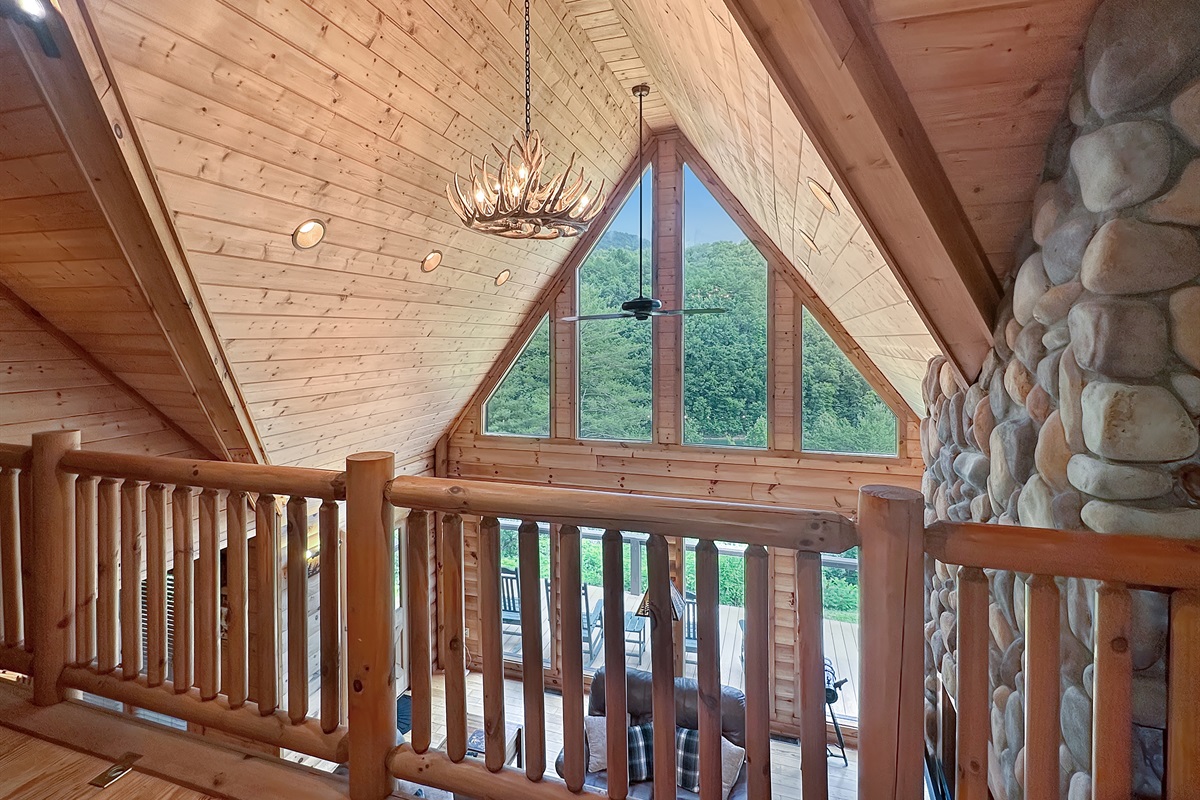 Loft: Enjoy breathtaking mountain views from this stylishly designed, airy loft space!
