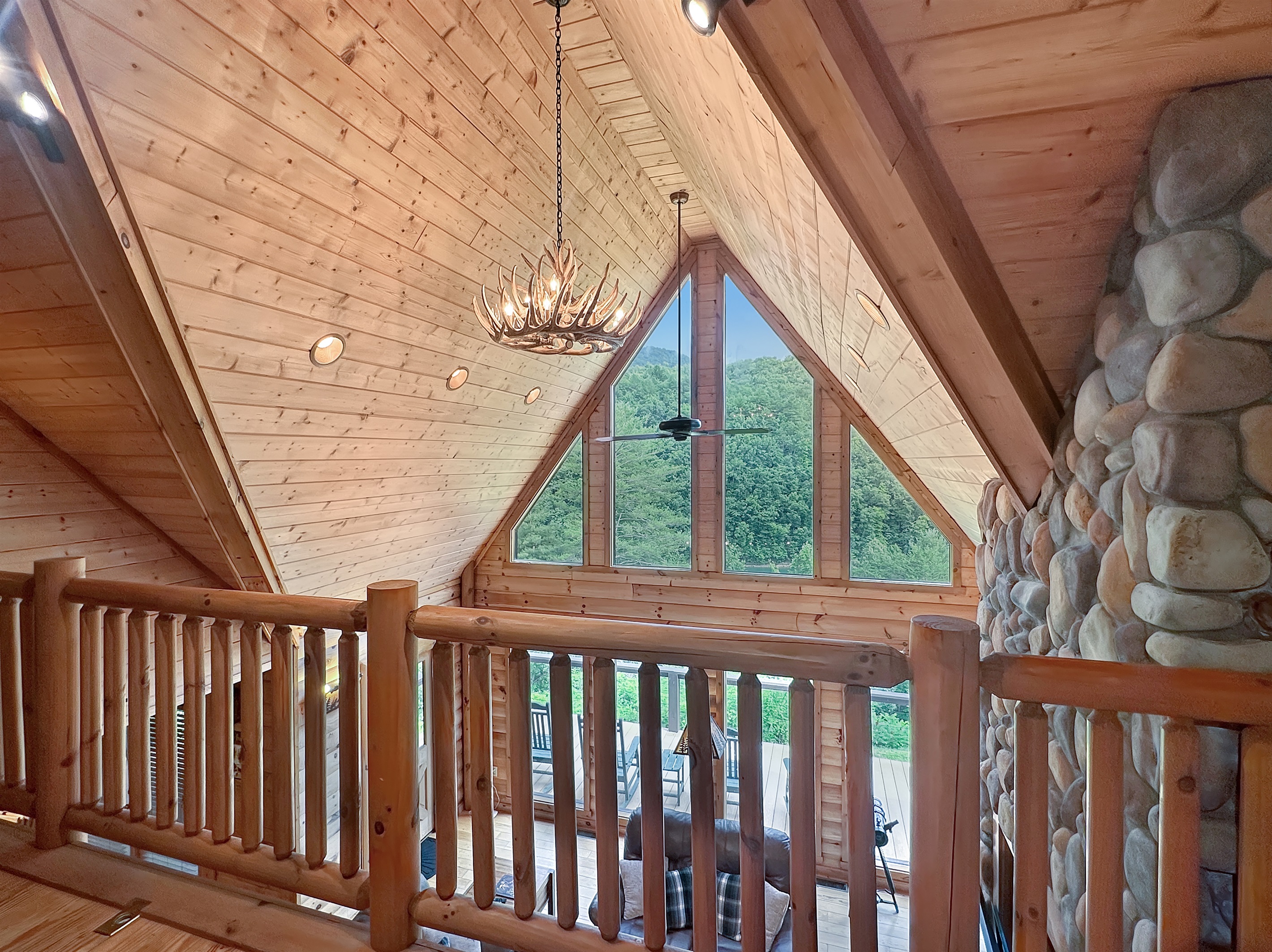 Loft: Enjoy breathtaking mountain views from this stylishly designed, airy loft space!