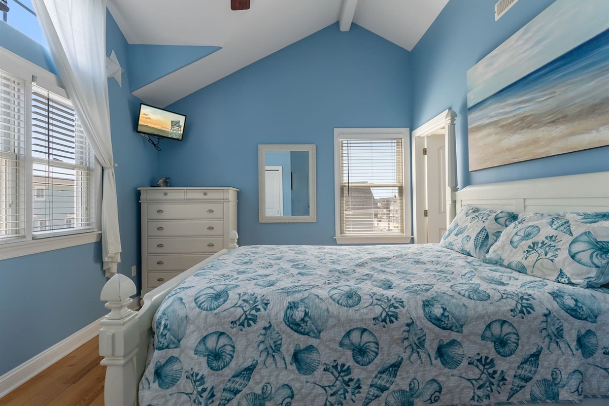 Queen size bed with private attached bathroom, HDTV, storage and ceiling fan. 