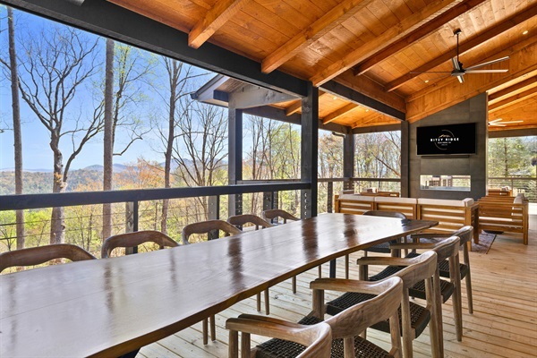 Outdoor meals get a touch of magic with the stunning backdrop nature provides.