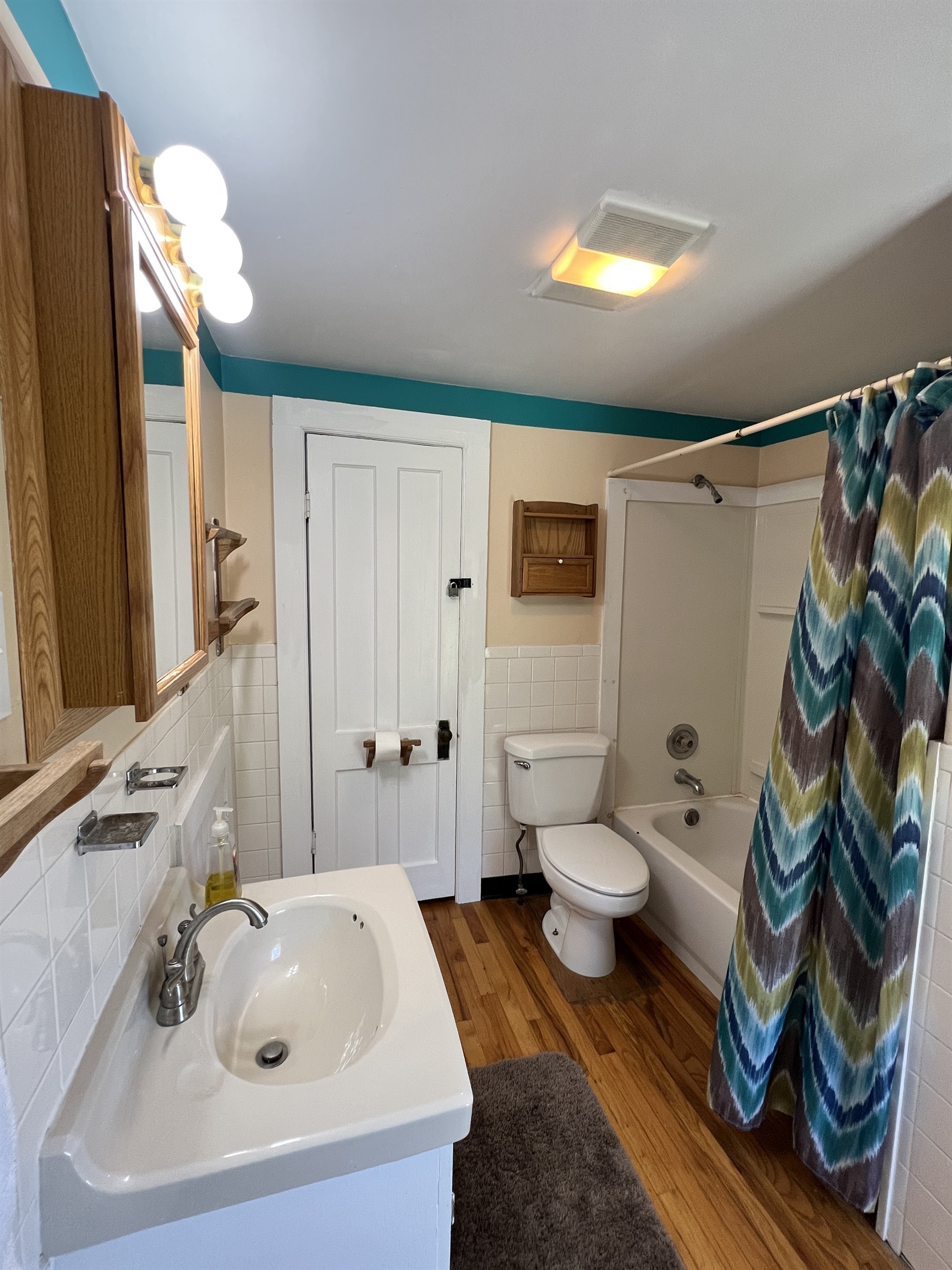 2nd floor bath with tub/shower