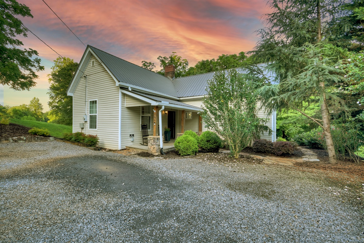 Tucked just minutes from downtown Blue Ridge, this charming farmhouse-style retreat is the perfect blend of cozy and convenient. 