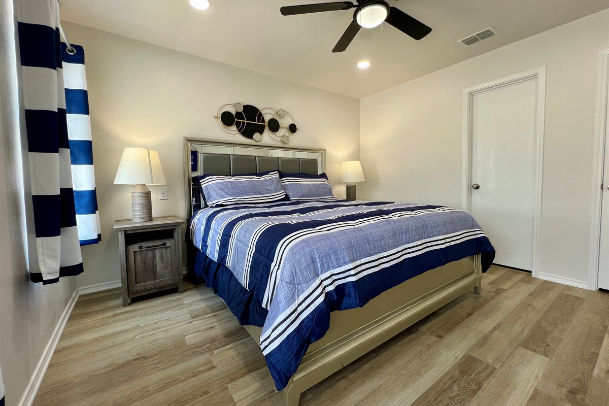 Primary bedroom - 1 king bed (Smart TV!)