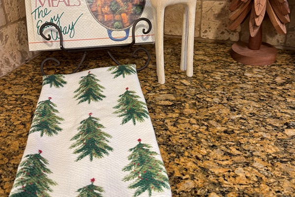 Cute kitchen towels too!
