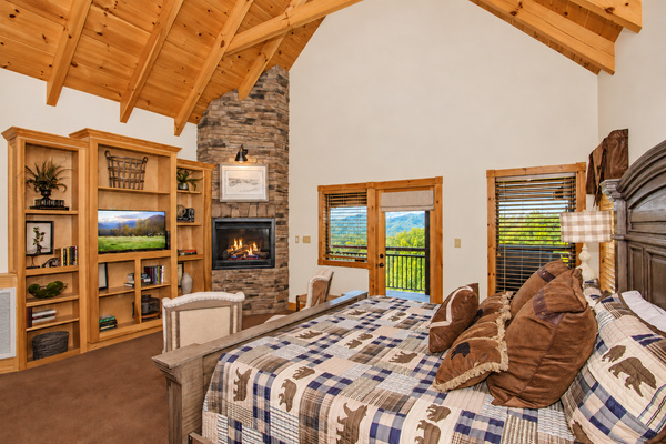 Master King Suite at Splashing at the Bluff: 1 king bed · 2 bunk beds · 1 crib