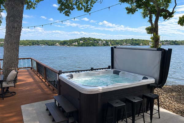 Soak in the hot tub while enjoying panoramic 180° lake views