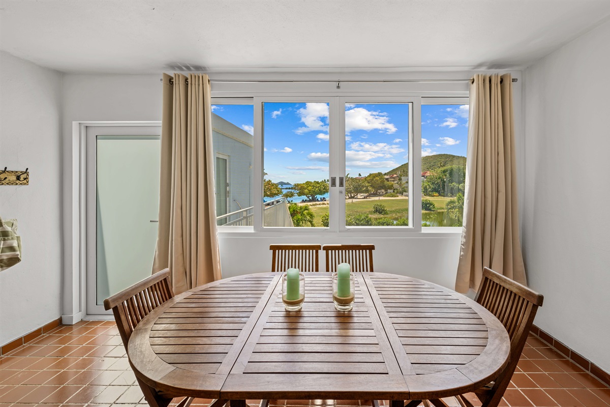 Dining table right off the entry, seating for 6!