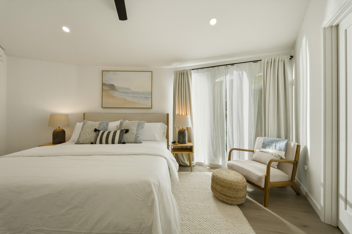 Spacious kingbedroom with SmartTV