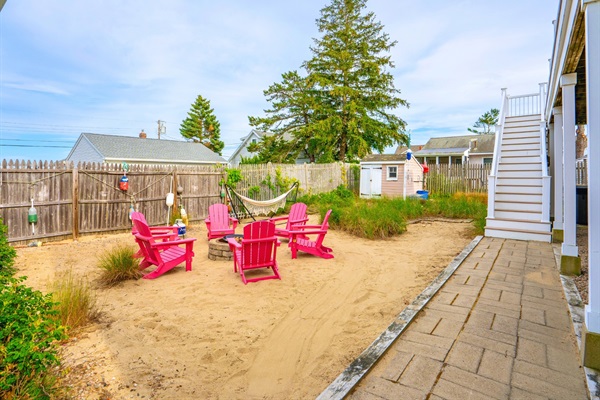 Perfect for chilly nights: our firepit and swing are calling your name!