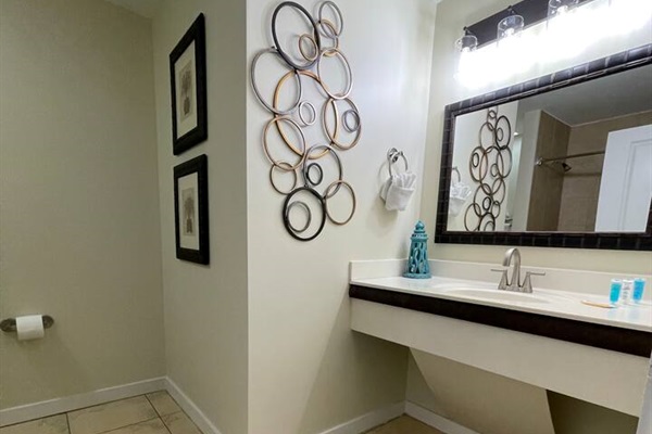 East master en-suite bath