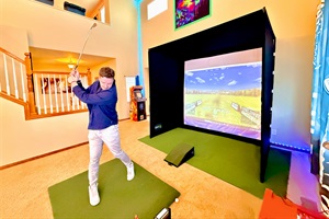 Position Your Perfect Strike: Indoor Golf Paradise Awaits!