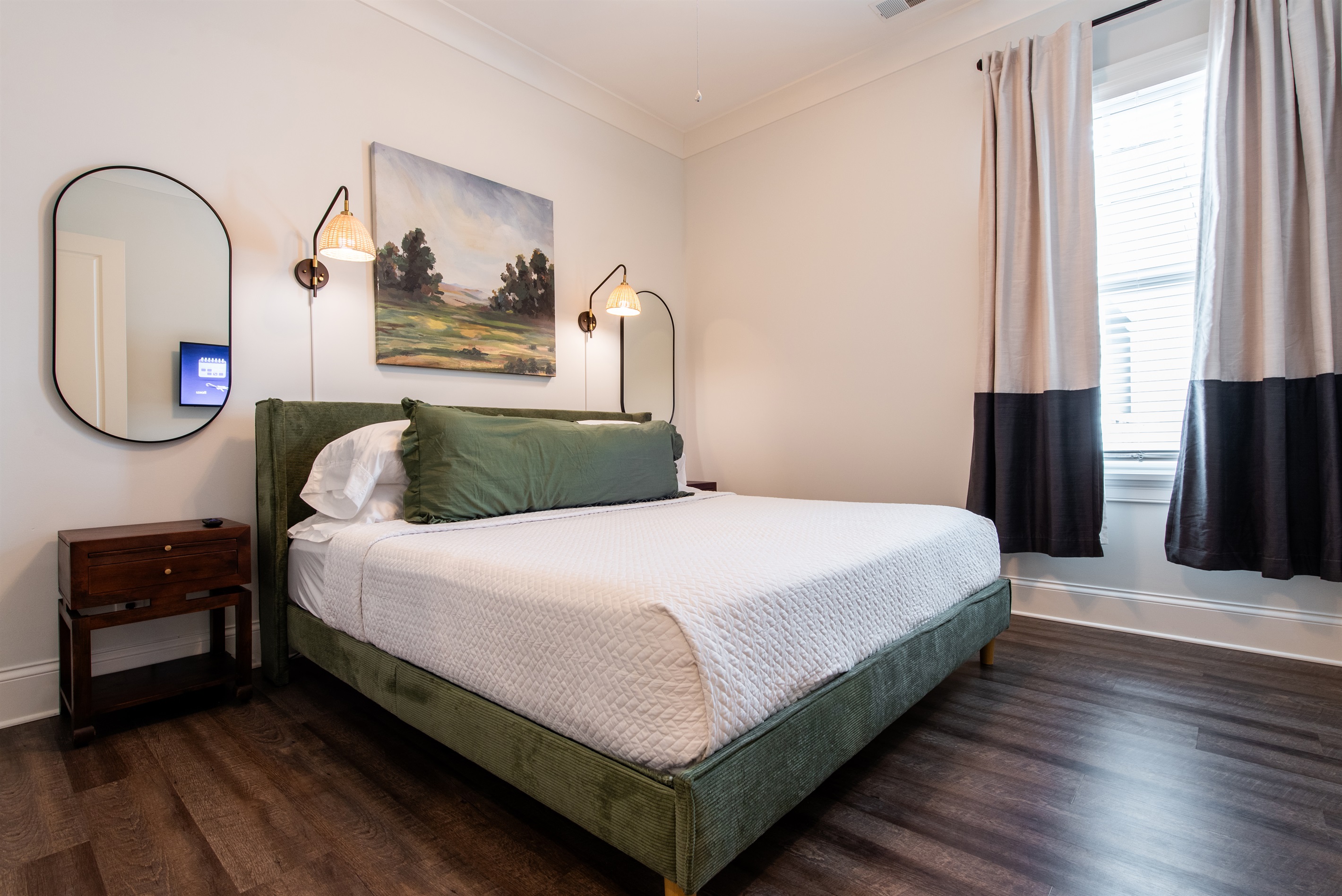 The green accent makes the room feel so modern and comfy!