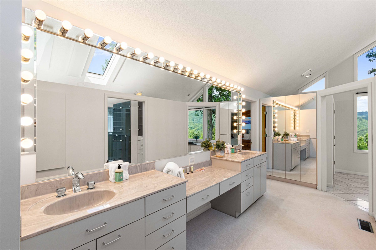 Luxurious Bathroom: Bright spaces with stunning views and ample vanity for your pampering rituals!