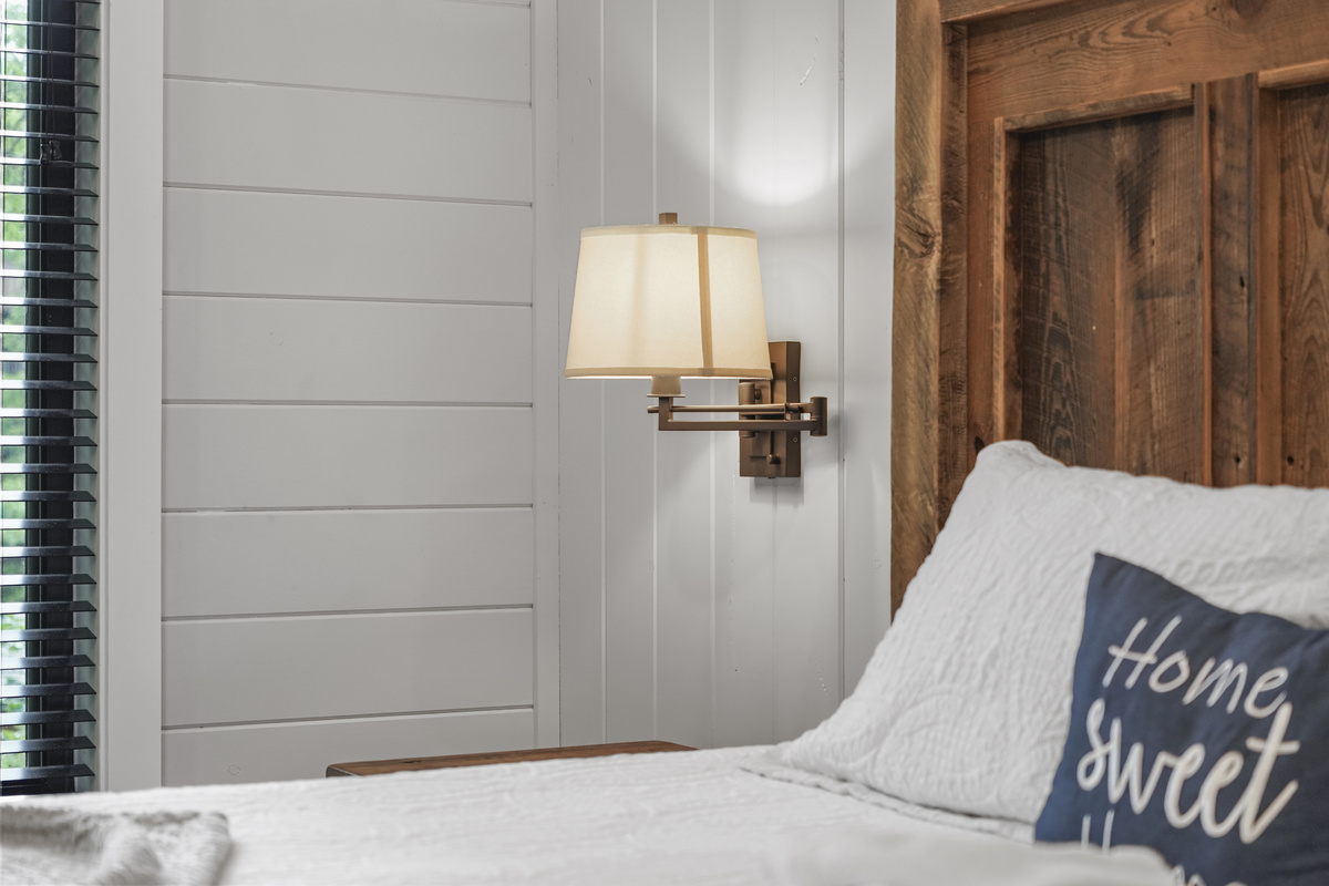 Bedroom 6 - king bed, detail