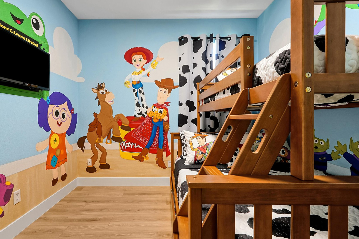 Toy Story Adventure: Immersive Toy Story–themed bedroom with a full-over-twin bunk bed and colorful floor-to-ceiling details.