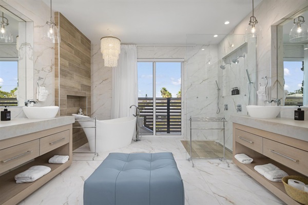 Master king bathroom