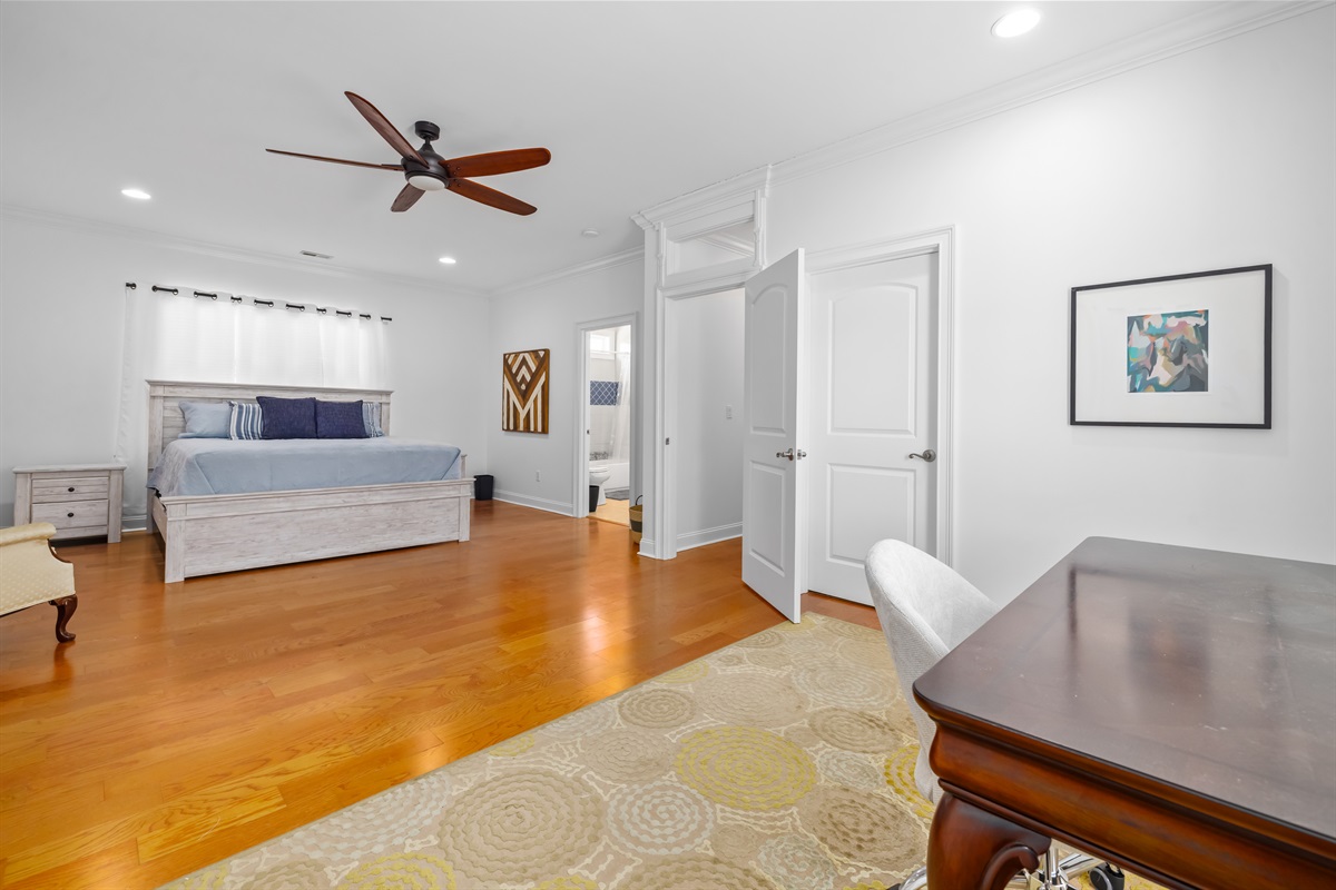 Wake up slow in a spacious king retreat designed for rest and reset. Sink into a plush king bed, enjoy the privacy of your own en-suite bathroom, and ease into the day at a dedicated workspace perfect for remote work or trip planning.